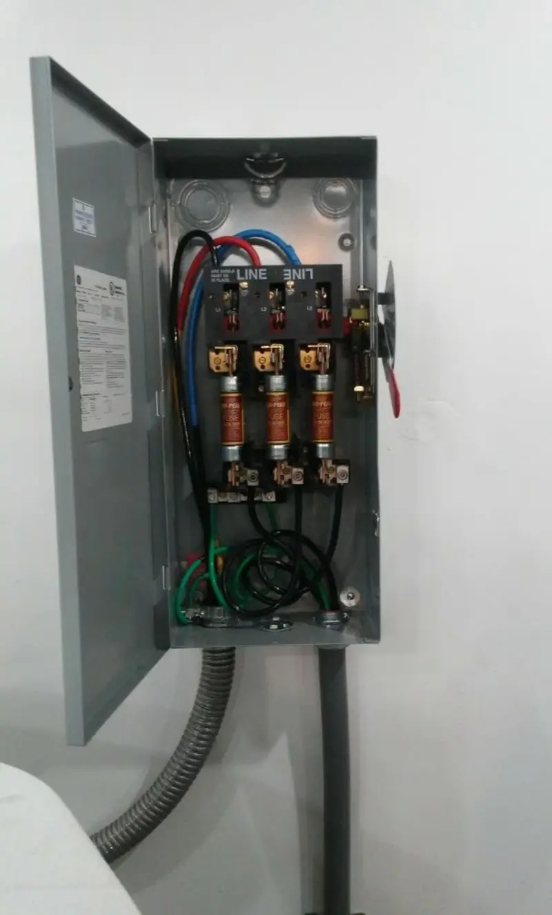 Three-phase disconnect switch installed for Smoke Detector Installation in Webb City